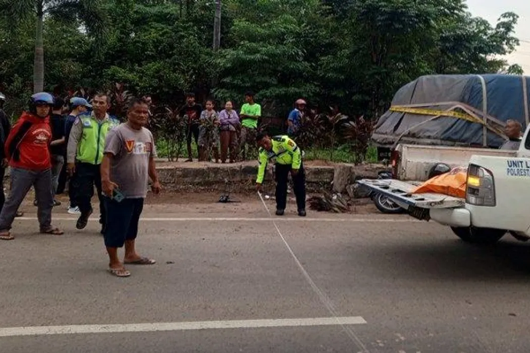 kecelakaan-di-palembang-pemuda-20-tahun-tewas-usai-tabrak-truk-parkir