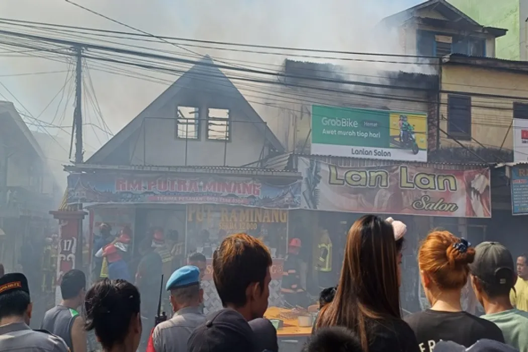kebakaran-di-kawasan-pasar-lemabang-palembang-salon-dan-rumah-makan-padang-ludes-dilalap-api